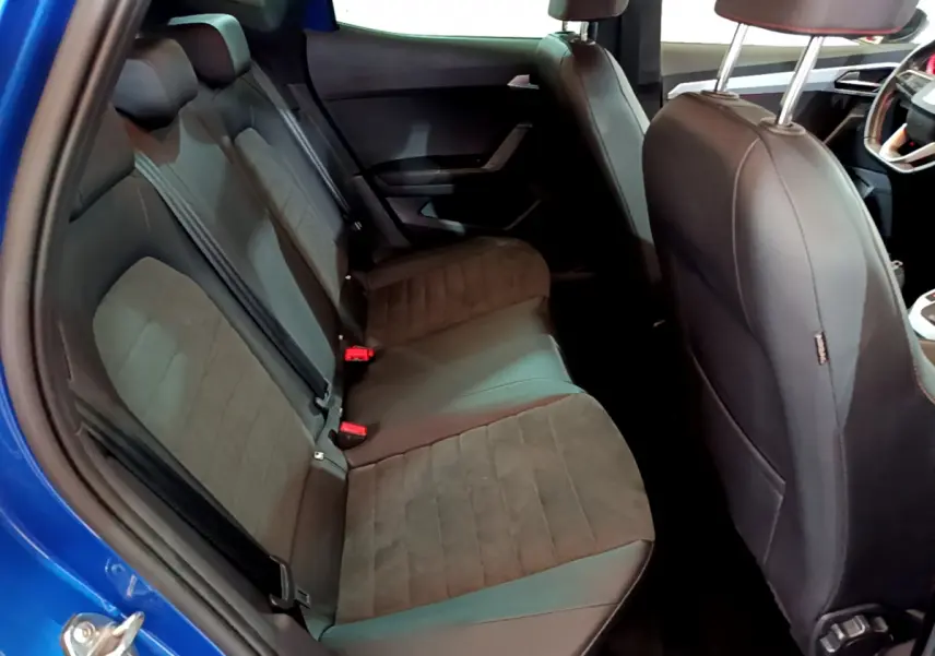 Vue intérieure côté gauche sur la banquette arrière en tissu et cuir du SEAT Arona bleu 2022 finition FR.