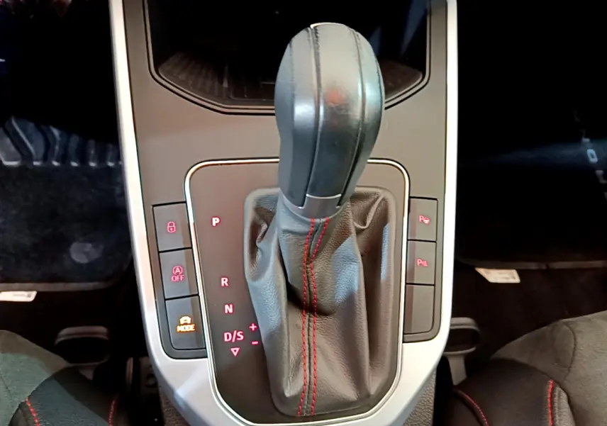 Le levier de vitesse automatique noir avec coutures rouges du SEAT Arona 2022, vue plongeante intérieure.