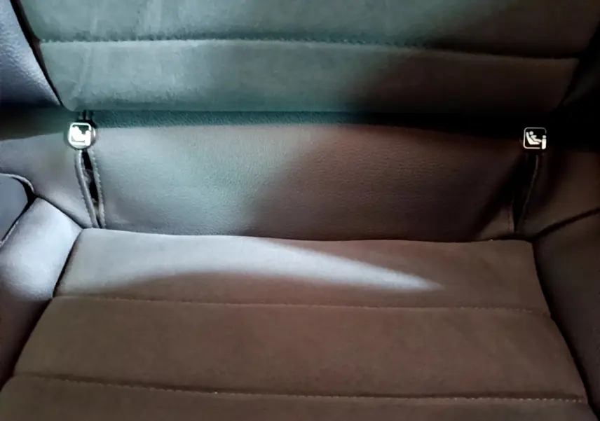 Détail de la banquette arrière en cuir noir du SEAT Arona 2022 avec fixation Isofix visible.