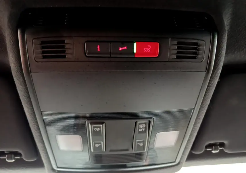 Vue en gros plan du panneau de commande intérieur au plafond avec bouton SOS rouge dans un SEAT Arona 2022.
