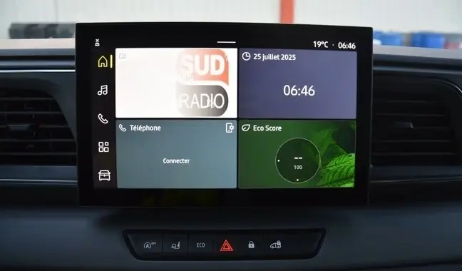 Écran tactile central du tableau de bord du Renault Master 2025 affichant radio, date, téléphone et score écologique.