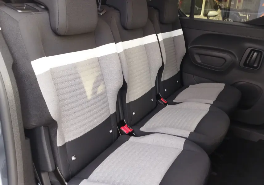 Vue intérieure côté droit des sièges arrière gris clair et foncé du Citroën Berlingo 2026, version 5 places.