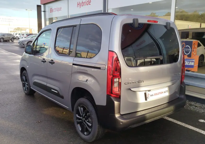 Vue 3/4 arrière droite du Citroën Berlingo gris acier 2026 avec vitres teintées et jantes noires.
