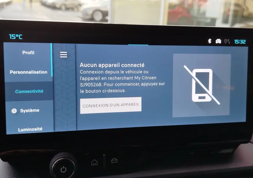 Écran tactile intérieur du Citroën Berlingo 2026 affichant le menu connectivité sans appareil connecté.