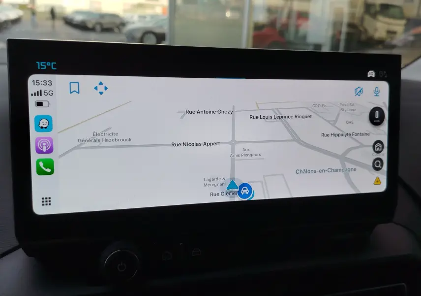 Écran tactile intérieur du Citroën Berlingo 2026 affichant la navigation GPS avec carte de Châlons-en-Champagne.
