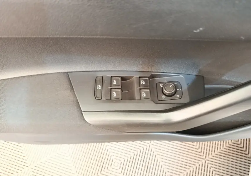 Commande des vitres et réglage des rétroviseurs côté gauche dans une Volkswagen Polo gris clair 2023.