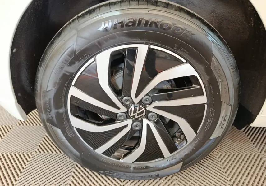Gros plan sur la jante alliage bicolore noire et argentée d'une Volkswagen Polo gris clair, côté roue avant.