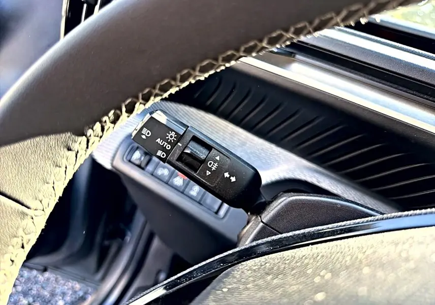 Gros plan sur la commande des phares et clignotants à gauche du volant de la Citroën C3 2025.