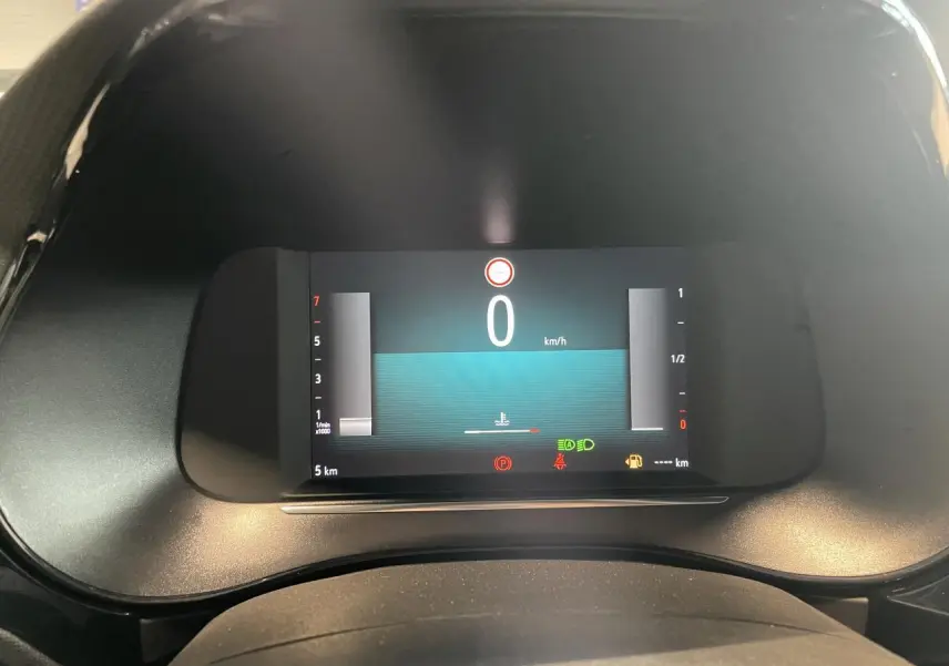 Vue rapprochée du combiné d'instrumentation numérique 7 pouces de l'Opel Corsa gris, affichant 0 km/h.