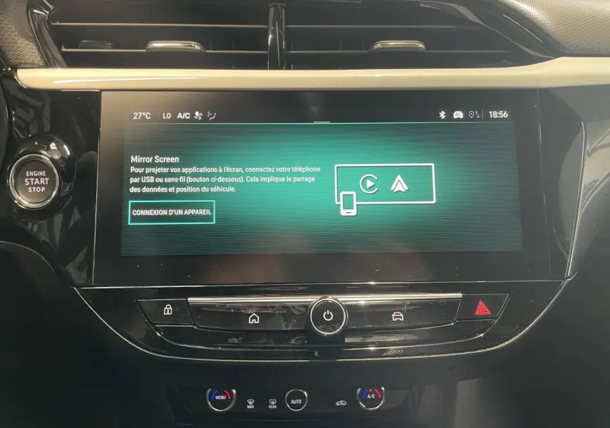 Gros plan sur l’écran tactile 10’’ et la console centrale noire brillante de l’Opel Corsa gris, version 2026.