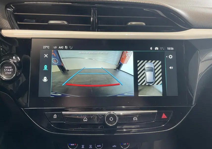 Écran tactile central de l’Opel Corsa gris montrant la caméra de recul panoramique avec guidage dynamique.