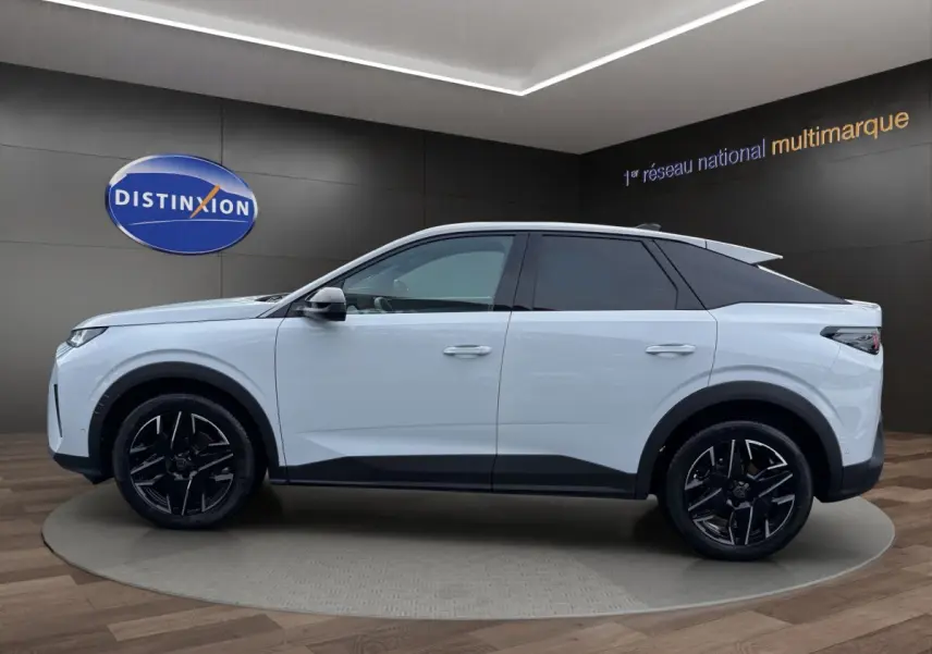 Peugeot 3008 blanc vue de profil côté gauche, avec toit noir contrasté et jantes noires stylisées.