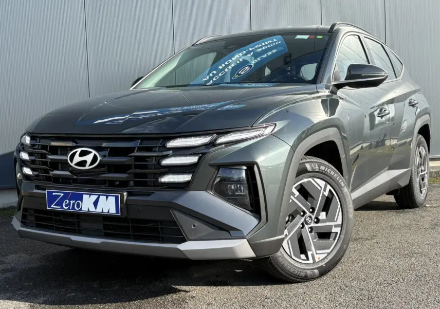 Vue 3/4 avant droite du Hyundai Tucson Cypress Green avec calandre noire et jantes alliage 17 pouces.