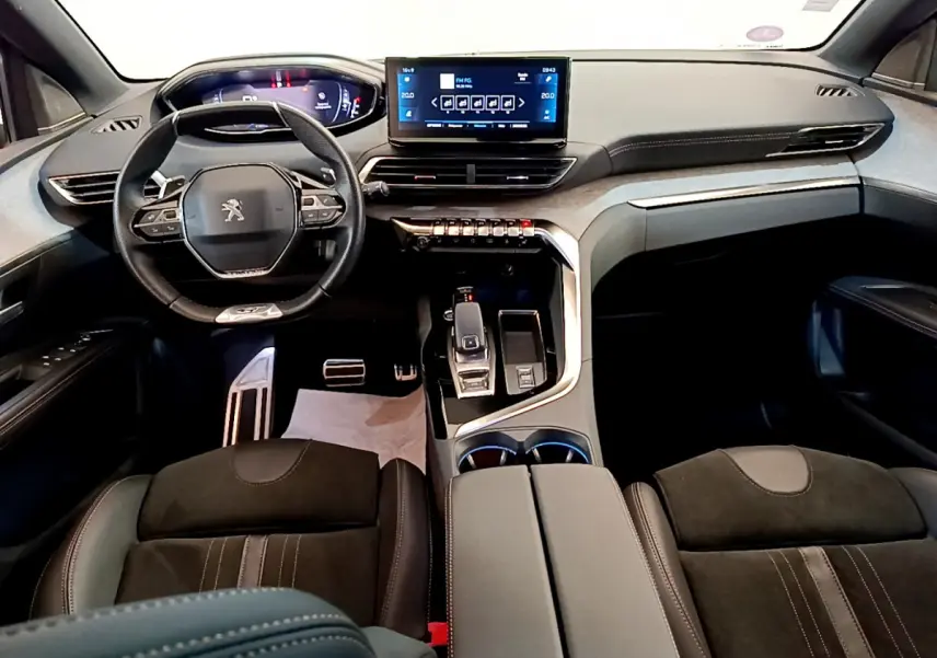 Intérieur Peugeot 5008 GT Pack 2021 vu de face, tableau de bord moderne avec écran tactile central et volant cuir noir.