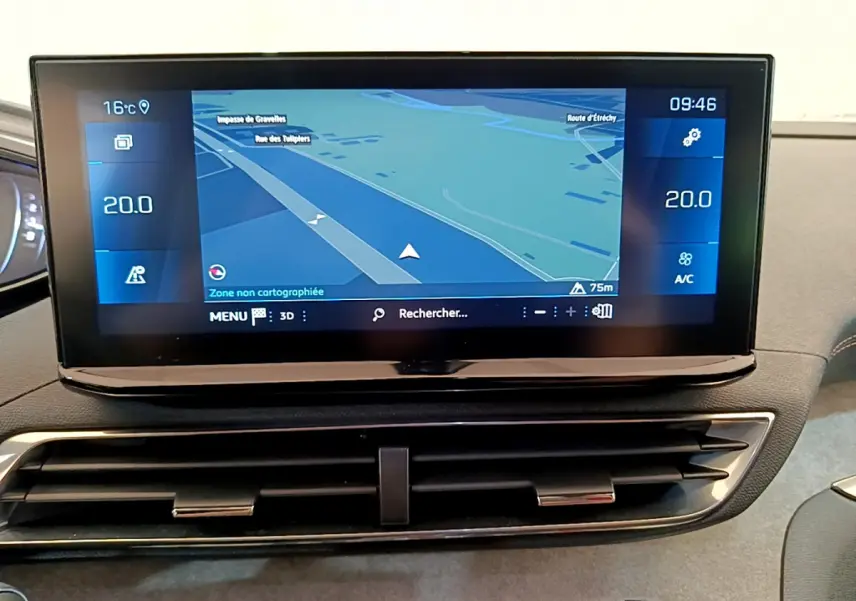 Écran tactile central affichant la navigation 3D sur le tableau de bord du Peugeot 5008 GT Pack 2021.