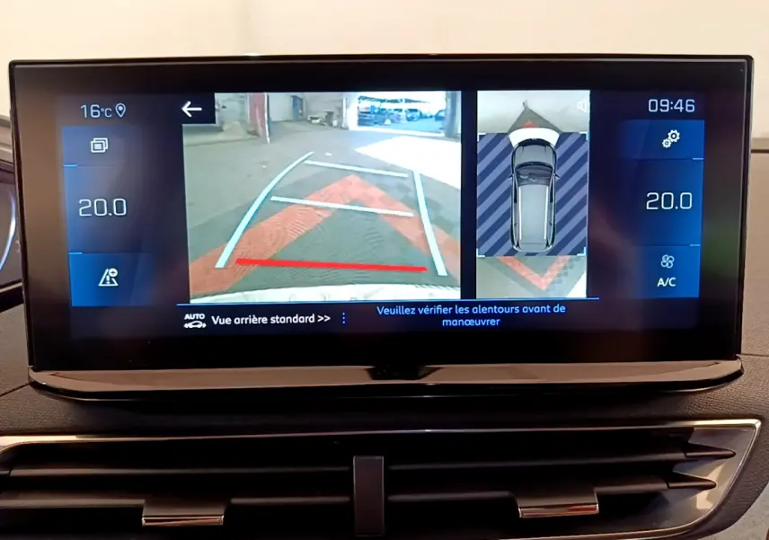Écran tactile du tableau de bord du Peugeot 5008 bleu montrant la caméra de recul et l’aide au stationnement à 360°