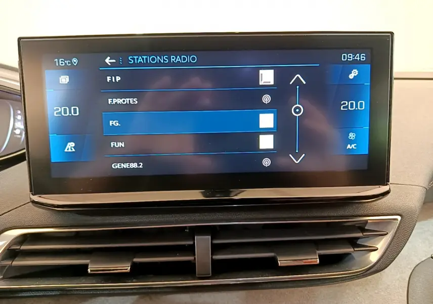 Écran tactile central du tableau de bord du Peugeot 5008 GT Pack 2021 affichant les stations radio.