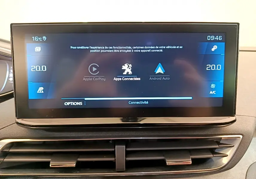 Écran tactile central du Peugeot 5008 GT Pack 2021 affichant Apple CarPlay et Android Auto, tableau de bord noir.