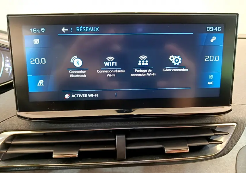 Écran tactile central du tableau de bord du Peugeot 5008 GT Pack 2021 affichant les options Wi-Fi et Bluetooth.