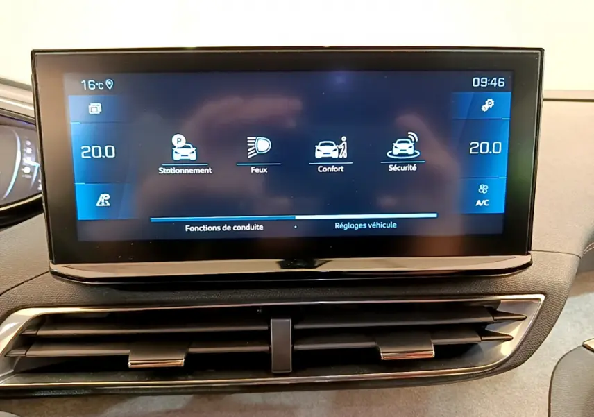 Écran tactile central du tableau de bord du Peugeot 5008 bleu, affichant les réglages de conduite et confort.