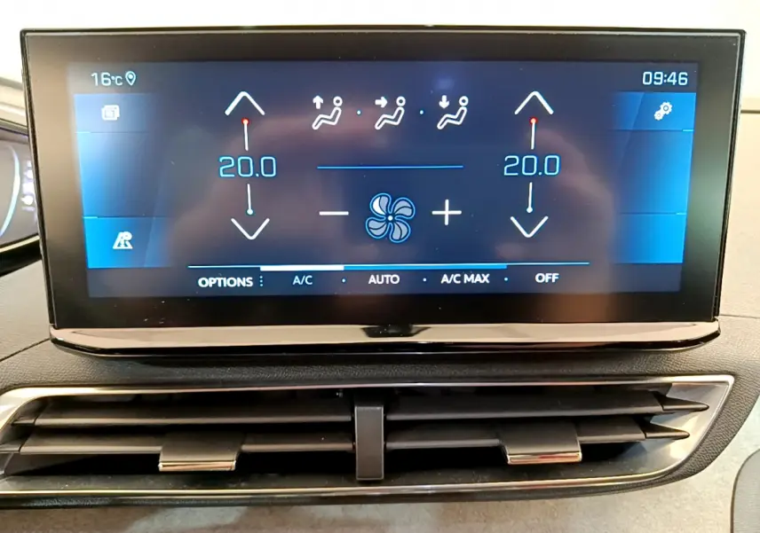 Écran tactile central affichant la climatisation digitale à 20°C dans le tableau de bord du Peugeot 5008 bleu 2021.