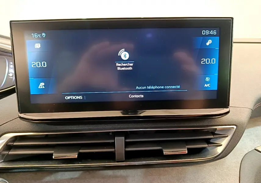 Écran tactile central affichant la recherche Bluetooth sur le tableau de bord du Peugeot 5008 bleu, vue frontale rapprochée.