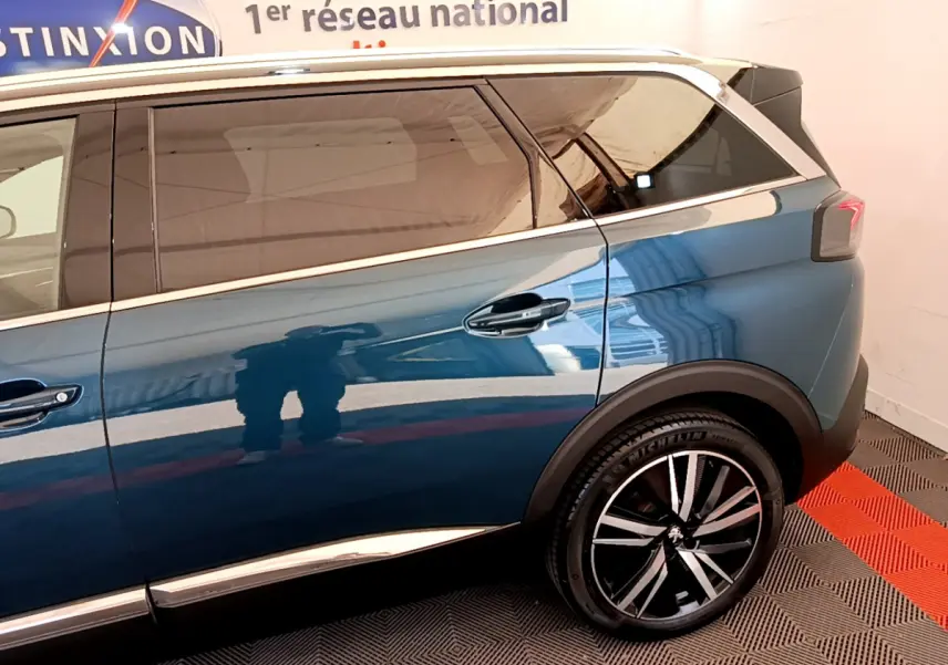 Vue latérale droite du Peugeot 5008 bleu 2021 avec jantes alliage et vitres teintées.