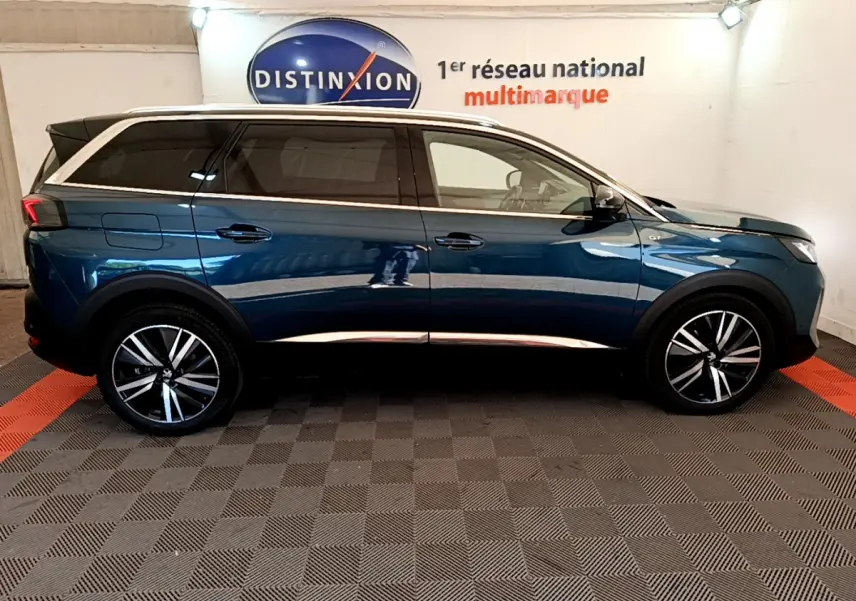 Profil côté gauche du Peugeot 5008 GT Pack bleu 2021 avec jantes alliage et toit noir contrasté