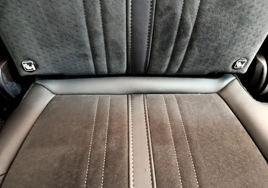 Gros plan sur la banquette arrière individuelle en tissu et cuir noir du Peugeot 5008 GT Pack 2021.