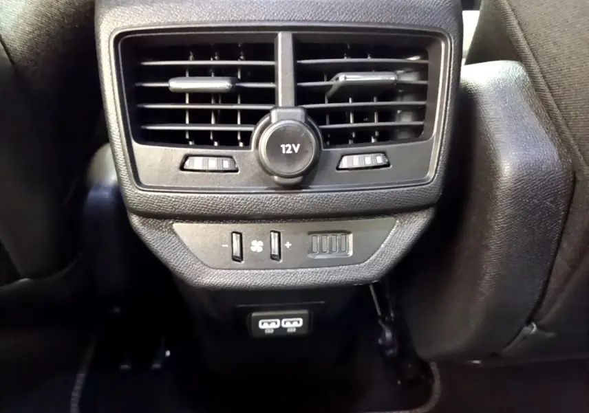 Vue rapprochée des commandes de ventilation arrière et prises USB du Peugeot 5008 PureTech 180 GT Pack, intérieur noir.