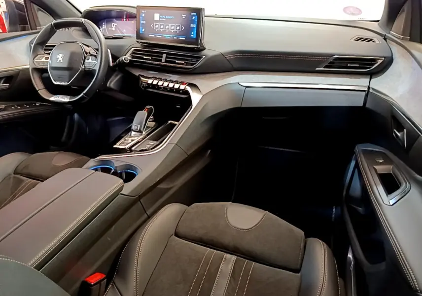 Intérieur noir du Peugeot 5008 GT Pack 2021, vue côté passager avec tableau de bord et écran tactile central.