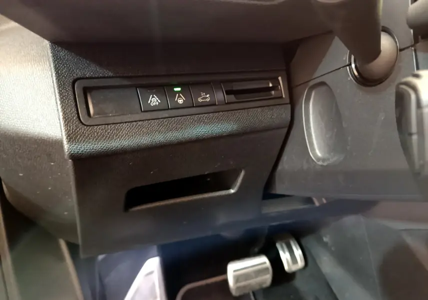 Vue rapprochée du tableau de bord côté conducteur du Peugeot 5008 bleu, avec commandes d'aide à la conduite et pédales alu.