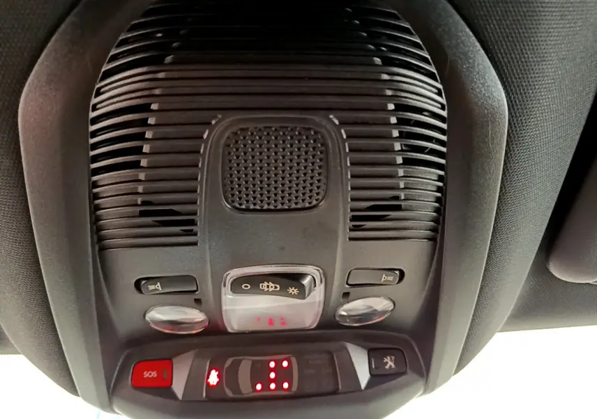 Vue en gros plan du plafonnier noir avec commandes d'éclairage et bouton SOS du Peugeot 5008 bleu 2021 GT Pack.
