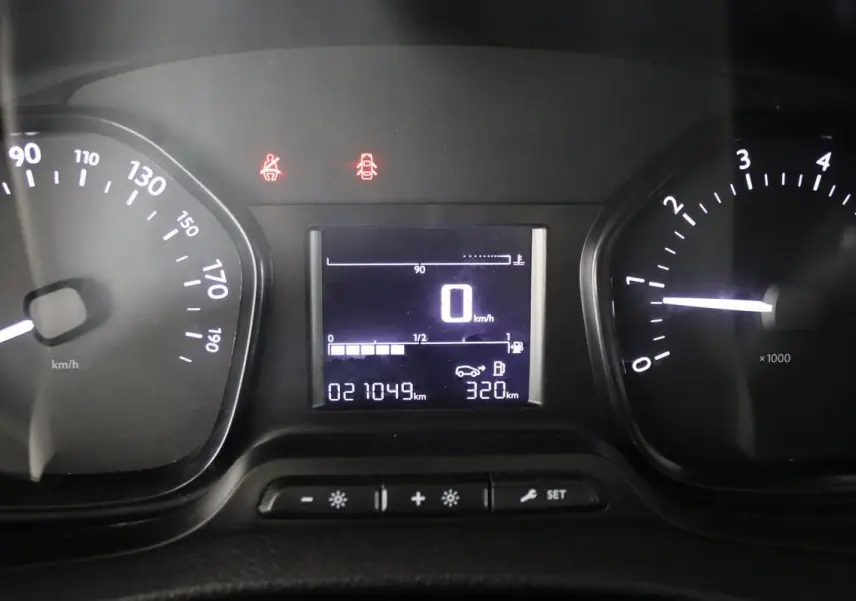 Tableau de bord du Citroën Jumpy blanc, affichant compteur à zéro et 21 049 km au compteur digital.
