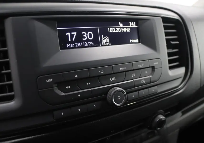 Détail de la console centrale noire du Citroën Jumpy Fourgon XL 2019 avec écran radio affichant 17h30 et fréquence FM 100.20 MHz