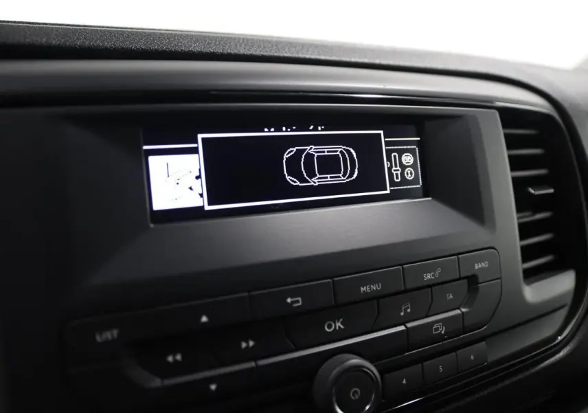 Écran central du tableau de bord du Citroën Jumpy Fourgon XL 2019, affichant l'aide au stationnement.