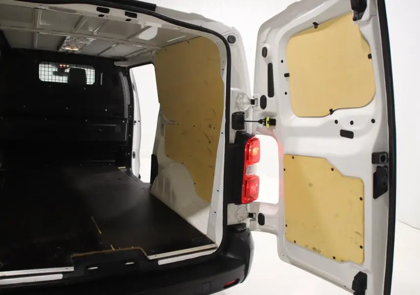 Intérieur du fourgon blanc Citroën Jumpy XL 2019 vu par l'arrière avec portes ouvertes et aménagement bois.