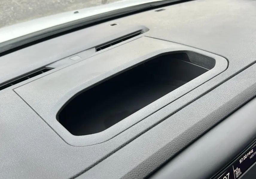 Gros plan sur les commandes des vitres et rétroviseurs sur la porte côté conducteur du Citroën Jumpy blanc de 2019.