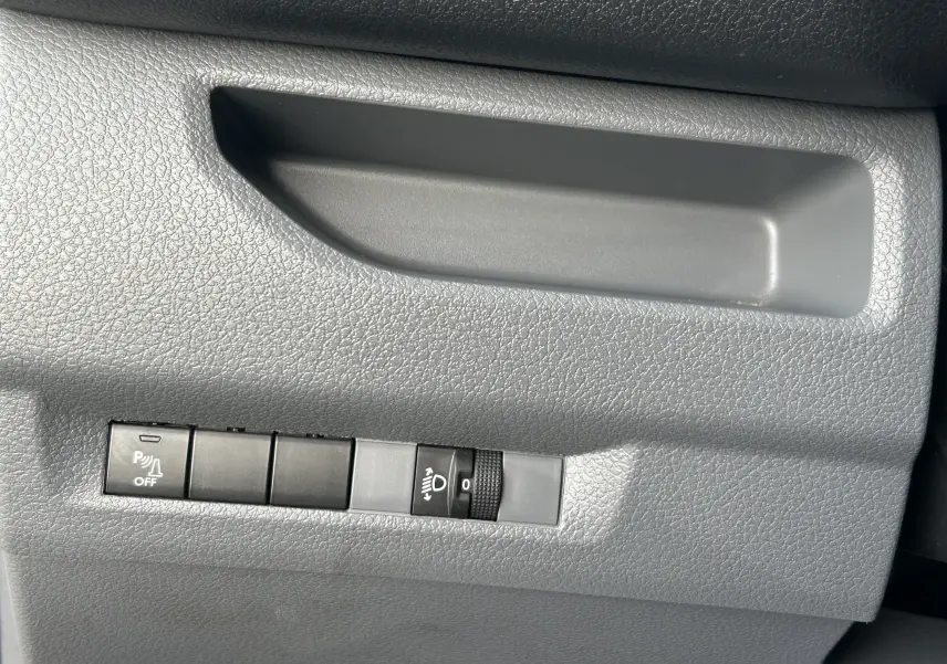 Gros plan sur la console centrale du Citroën Jumpy 2019, montrant prise 12V et port USB intégrés.