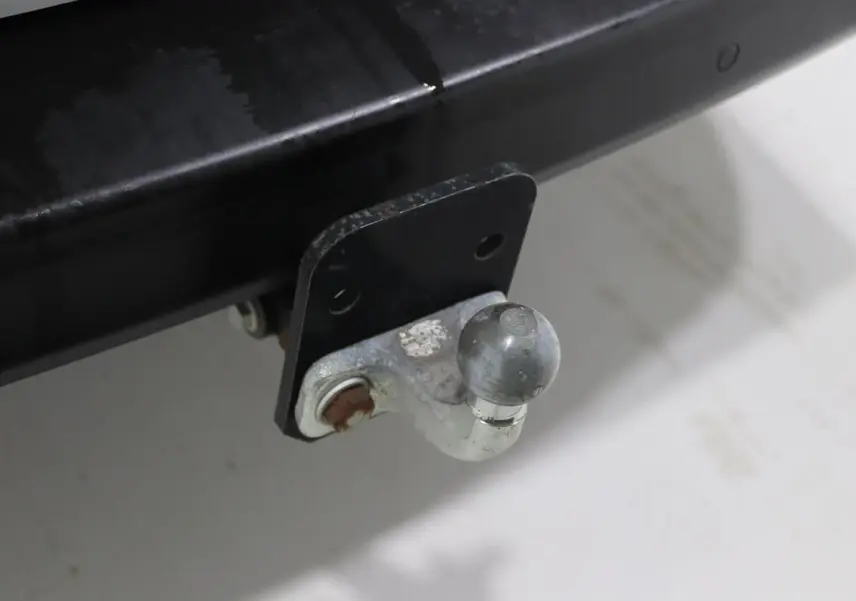 Gros plan sur l'attelage métallique arrière d'un Citroën Jumpy blanc, version fourgon XL 2019.