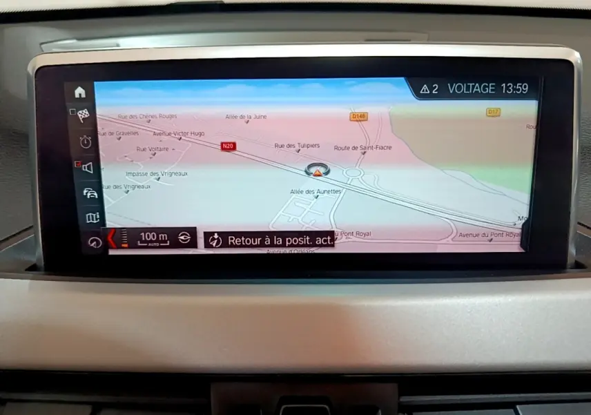 Écran tactile 8,8 pouces affichant la navigation GPS du BMW X1 sDrive16d Business Design 2020, tableau de bord gris clair.