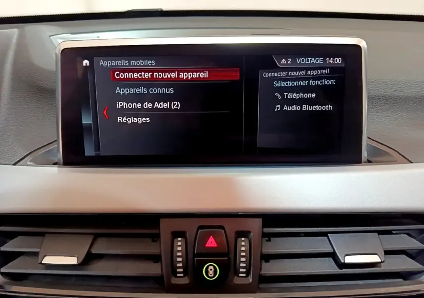 Écran tactile central du tableau de bord d'une BMW X1 2020 affichant le menu Bluetooth en intérieur noir et gris.
