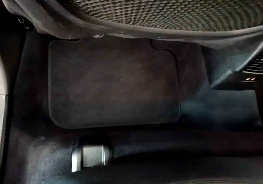 Vue rapprochée du tapis de sol noir côté passager arrière dans l’habitacle du BMW X1 sDrive16d 2020.