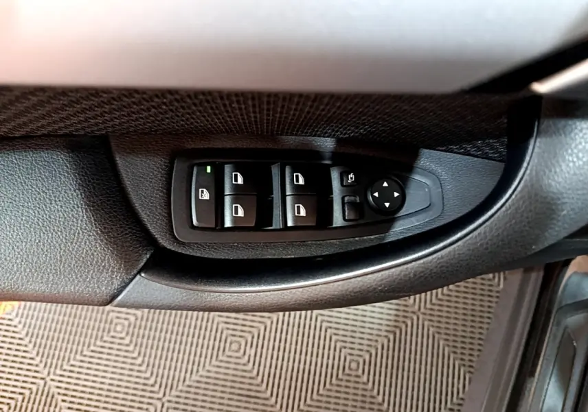 Commande des vitres et rétroviseurs côté conducteur en plastique noir dans une BMW X1 noir 2020 sDrive16d Business Design