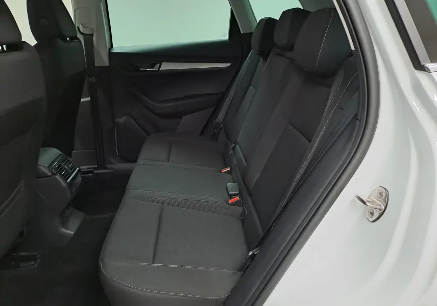 Vue intérieure côté droit sur la banquette arrière noire du Skoda Karoq blanc lune 2025, version 1.5 TSI DSG7 Selection.