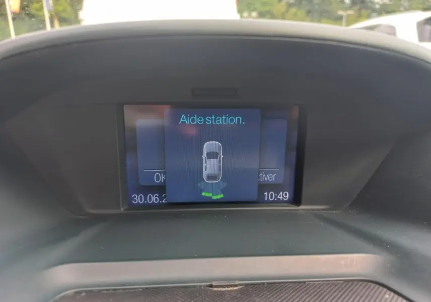 Écran d'aide au stationnement affiché sur le tableau de bord d'une Ford C-MAX gris, vue intérieure frontale.