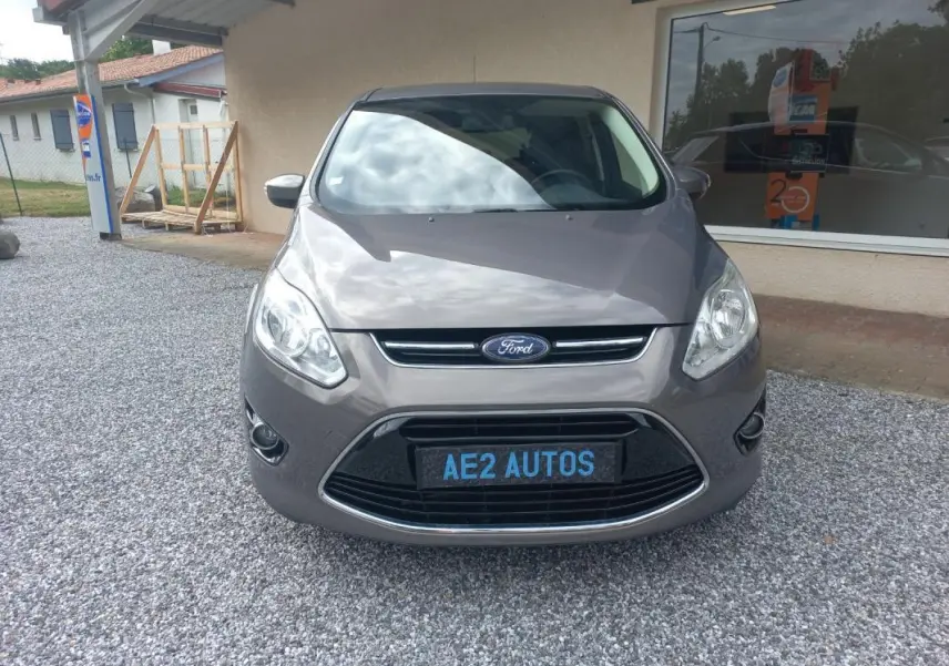 Vue frontale d'une Ford C-MAX gris métallisé 2015 avec calandre noire et plaque AE2 AUTOS.