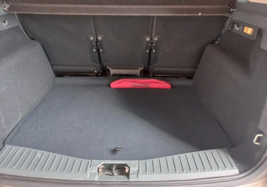 Vue intérieure du coffre gris du Ford C-MAX 2015, avec un rangement rouge visible à l'arrière.