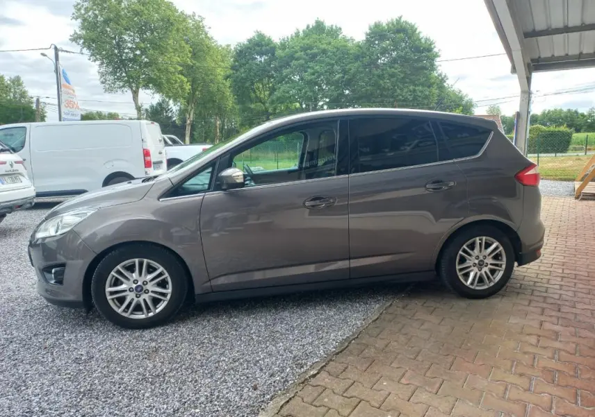 Ford C-MAX gris 2015 vu de profil côté gauche, avec jantes alliage et vitres teintées.
