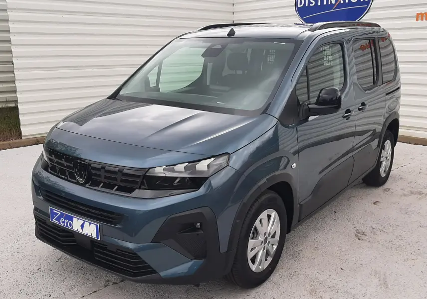 Peugeot Rifter III Ph.2 bleu Kiama en vue 3/4 avant droit, avec jantes alu 16'' et barres de toit noir mat.